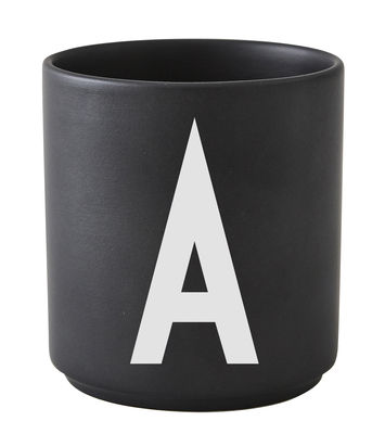Taza Arne Jacobsen Letra A Negra Letras de diseño Arne Jacobsen