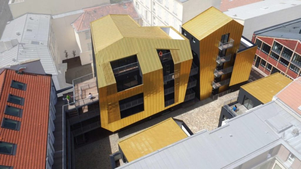 En París, un patio urbano compartido revestido de oro