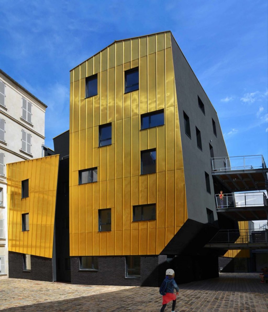 En París, un patio urbano compartido revestido de oro